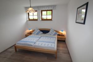 Tempat tidur dalam kamar di Ferienwohnung Leixenring