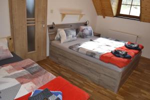Ένα ή περισσότερα κρεβάτια σε δωμάτιο στο apartmán pod Ještědem