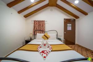 een slaapkamer met een bed met een boog erop bij SUMMER GREEN RESORT in Secunderābād