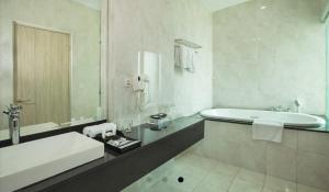 Vannituba majutusasutuses Sparks Life Jakarta, ARTOTEL Curated