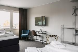 TV a/nebo společenská místnost v ubytování BriQ Hotell