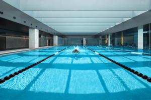 Bassenget på eller i nærheten av Artisse Place - Access to 4000 sqm Fusion Wellness Centre and 800 sqm Indoor Swimming Pool