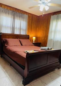 um quarto com uma cama grande e um tecto em Terrace Guest House em Tampa