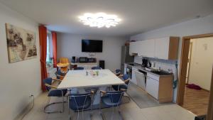 Ferienhaus Meier في Struppen: مطبخ مع طاولة وكراسي في غرفة