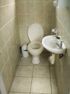 une salle de bain avec toilettes et lavabo dans l'établissement Sea view, self-catering, vacation apartment., à Elysium