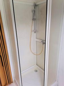 La salle de bains est pourvue d'une douche avec un tuyau. dans l'établissement Chata Kubíček na Šumavě, à Prachatice