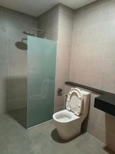 baño con aseo con asiento en 3BR @ Macalister 218 Georgetown (28), en George Town