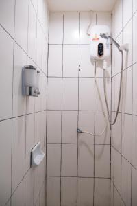 2BR minimal mu-ji style 130SQM ~ في Makkasan: حمام مع دش مع كاميرا على الحائط