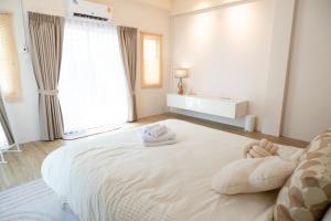 Postel nebo postele na pokoji v ubytování 2BR minimal mu-ji style 130SQM ~