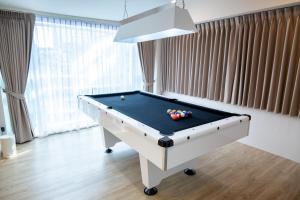 Biliár nebo kulečník v ubytování 2BR minimal mu-ji style 130SQM ~