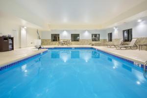 ein großer Pool mit blauem Wasser in der Unterkunft Holiday Inn Express Hotel & Suites Concordia US 81, an IHG Hotel in Concordia