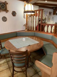 een eetkamer met een tafel en stoelen bij Hotel Pension Balthasar in Müden