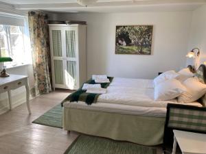 A bed or beds in a room at Lunkaberg Bed & Breakfast