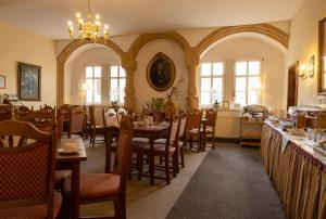 restauracja ze stołem i krzesłami w pokoju w obiekcie Hotel Anker w mieście Saalfeld/Saale