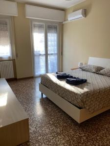 ein Schlafzimmer mit einem Bett und zwei Fenstern in der Unterkunft Casa Manolo Cesano Suite Apartment Milan in Cesano Boscone