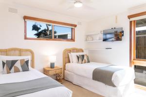1 dormitorio con 2 camas y ventana en Torquay Hotel/Motel, en Torquay