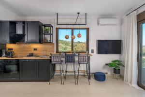 Imagen de la galería de KYANO lux apartment sea view, en Asgourou