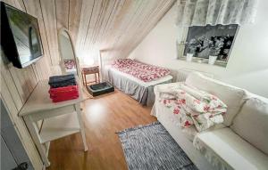 Habitación pequeña con sofá y cama en Beautiful Apartment In Oskarshamn With Kitchen en Oskarshamn