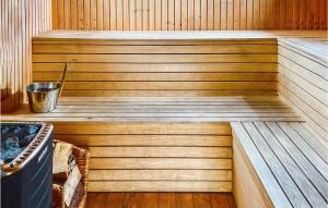 una sauna de madera con un cubo en el medio en Nice Apartment In Oskarshamn With Wifi, en Oskarshamn