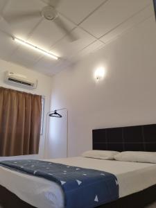 um quarto com uma cama num quarto em Wong Bentong Makmur Homestay em Bentong