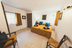 - une chambre avec deux lits, une chaise et une fenêtre dans l'établissement LES CENT CIELS, à Salavas
