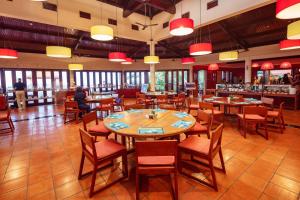 Victoria Nui Sam Lodge في تشاو دوك: مطعم بطاولات وكراسي وبار