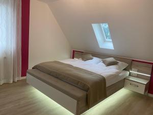 een slaapkamer met een groot bed en een raam bij Ferienwohnung Olli Koch in Reken