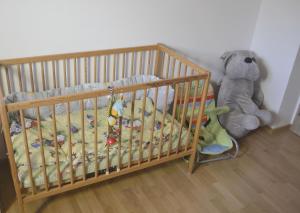 Ένα ή περισσότερα κρεβάτια σε δωμάτιο στο apartmán pod Ještědem
