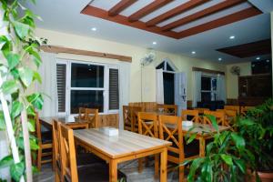 Un restaurant u otro lugar para comer en Hotel Olympus Pokhara