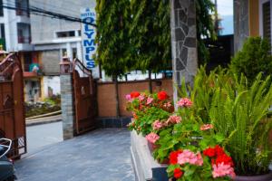Un jardín fuera de Hotel Olympus Pokhara