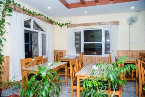 Un restaurant u otro lugar para comer en Hotel Olympus Pokhara