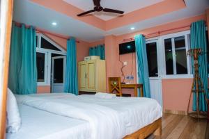 Una cama o camas en una habitación de Hotel Olympus Pokhara