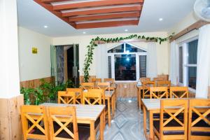 Un restaurant u otro lugar para comer en Hotel Olympus Pokhara