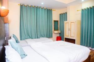 Una cama o camas en una habitación de Hotel Olympus Pokhara