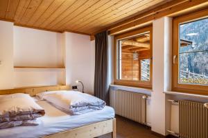 two beds in a room with a window at Adlerhorst Amsel in Santa Valpurga