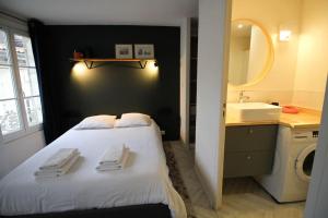 Postel nebo postele na pokoji v ubytování Le cocon de Charlotte