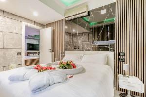 Un dormitorio con una cama blanca con flores. en THESPASUITE Suite e Spa privata per coppie en Roma