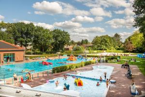 un gruppo di persone in una piscina in un parco acquatico di Hössensportzentrum a Westerstede