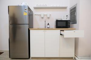 Kuchyň nebo kuchyňský kout v ubytování 2BR minimal mu-ji style 130SQM ~