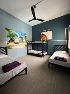 sypialnia z 2 łóżkami i wentylatorem sufitowym w obiekcie The Eighty8 w mieście Phnom Penh