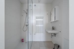 A bathroom at Whats-App Self-Check-IN - Pärchen Wohnung am Hauptbahnhof Még 16 kép