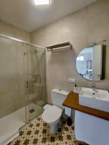 uma casa de banho com um WC, um lavatório e um chuveiro em Casa del Arco em Olvera