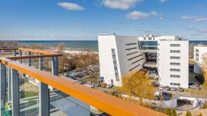 een balkon met uitzicht op een gebouw bij Apartamenty Sun & Snow Olympic Park I in Kołobrzeg