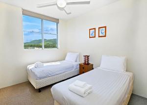 Dos camas en una habitación con ventana. en Sail Away, en Coffs Harbour 5 fotos más