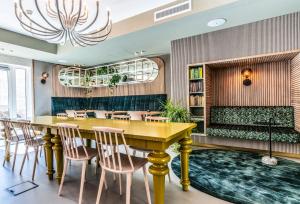 een eetkamer met een tafel en stoelen en een bank bij blooming in Bergen