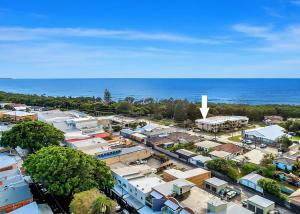 una vista aerea di una città con l'oceano di Solitaire 1 a Sawtell