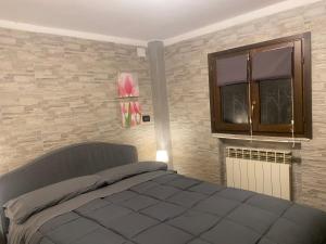 een slaapkamer met een bed en een raam bij Alloggio Sassi in Turijn