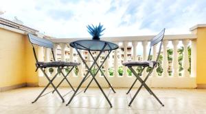 two chairs and a glass table on a balcony at Apartamento en el Albir, Alfaz del Pi Playa in Albir +7 photos