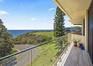 einen Balkon mit Meerblick in der Unterkunft Ocean Waves in Nambucca Heads