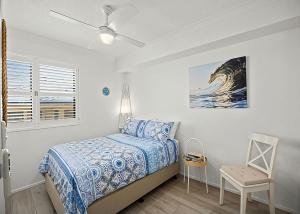 ein Schlafzimmer mit einem Bett und einem Wandgemälde in der Unterkunft Ocean Waves in Nambucca Heads